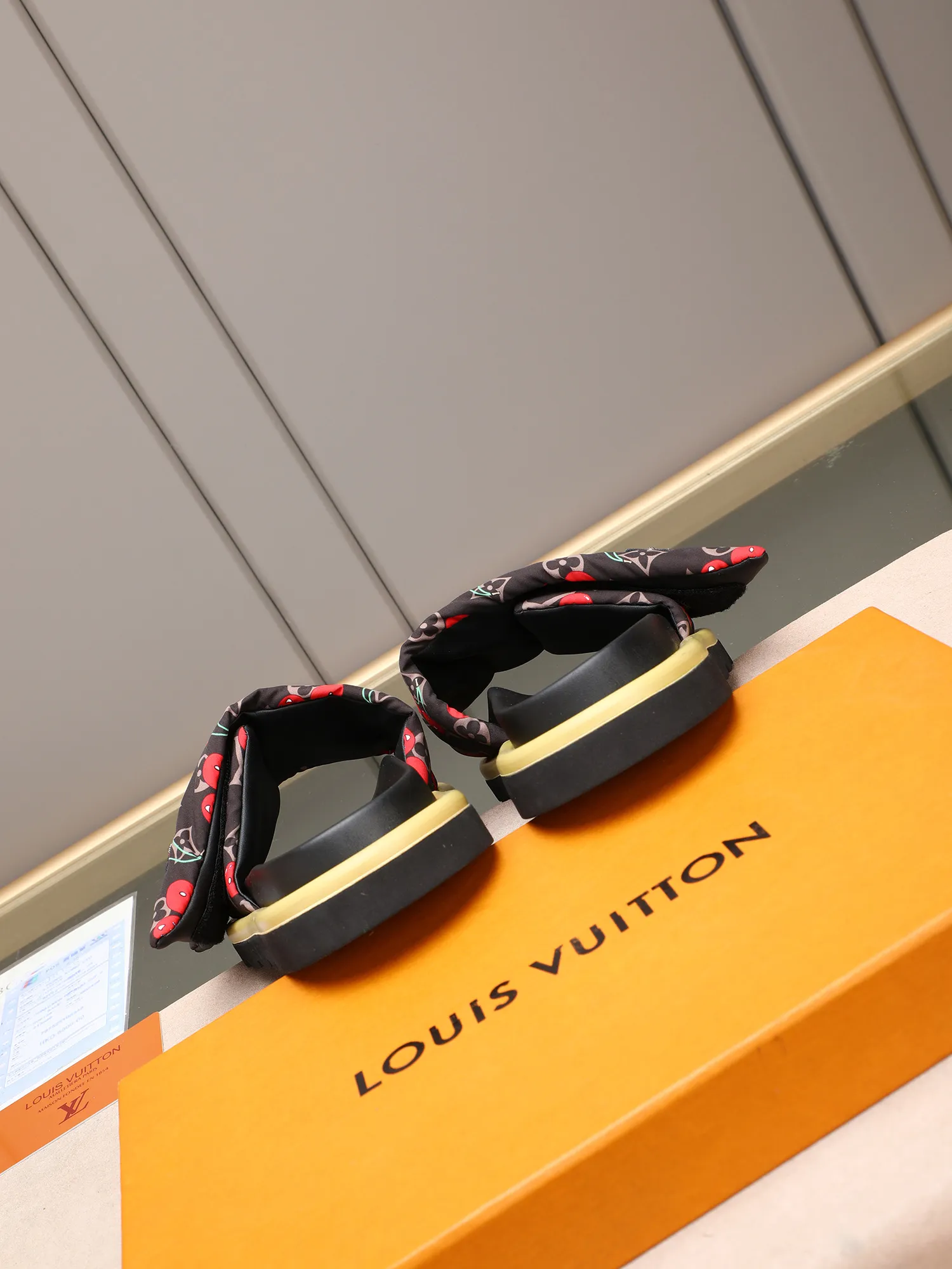 PP360 [LOUIS VUITTON] Louis Vuitton, LV printing, men's and women's slippers are on the market. The drawer box packaging comes with a cloth bag and a card. The upper pattern looks very soft and waxy, and it is a super versatile leg slimming tool. Fabric: imported denim/canvas/old fabric, LV hardware LOGO, official website pattern printing, comfortable to wear, feet: high-elastic PU water table. Sole: foam sole, heel height: about 5cm. Code number: 35-46, 35, 45, 46 are custom-made and non-returnable. Color: multiple colors and styles available.
